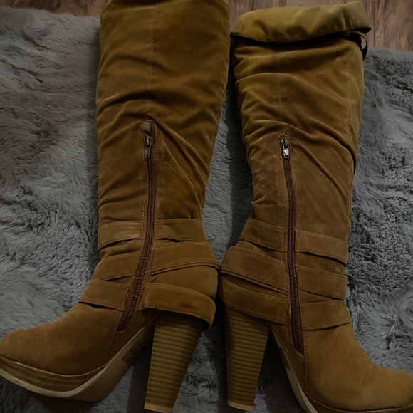 Tan suede heel boots - Picture 3 of 3